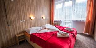 Izby sú jednoducho zariadené a je z nich krásny výhľad na prírodu