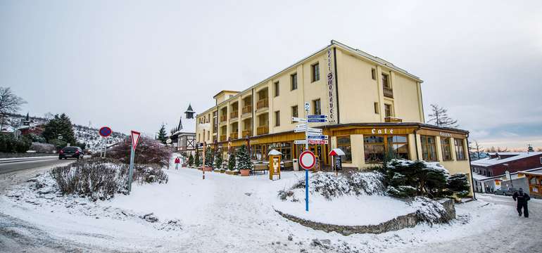 Hotel Smokovec*** leží v centre mesta, pri lanovke na Hrebienok a zastávke TEŽ