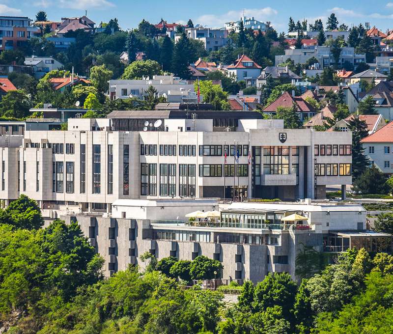 Záber z diaľky na Restaurant Parlament 