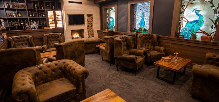 Lounge & cigar bar 