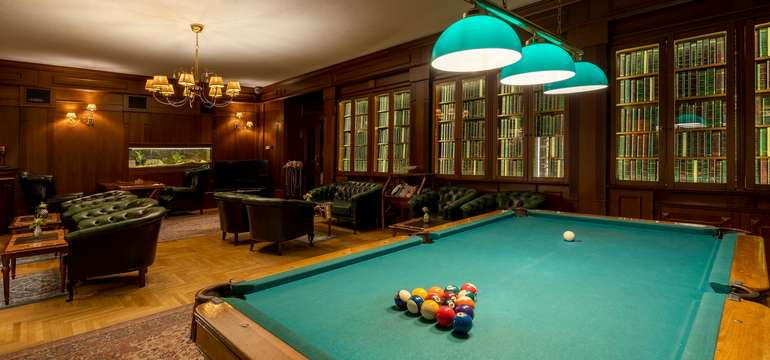 Exkluzívny anglický lobby bar s ponukou rumov, koňakov a celebritných vín