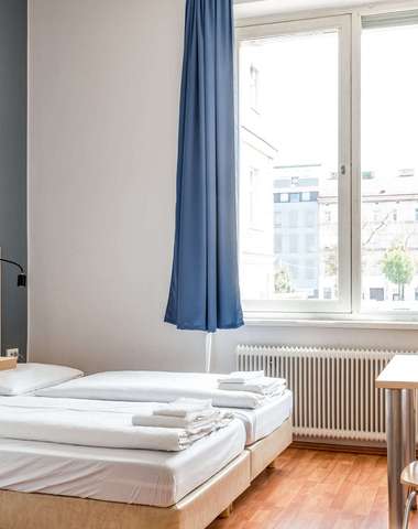 Hotel a&o Wien Stadthalle má moderné a priestranné izby