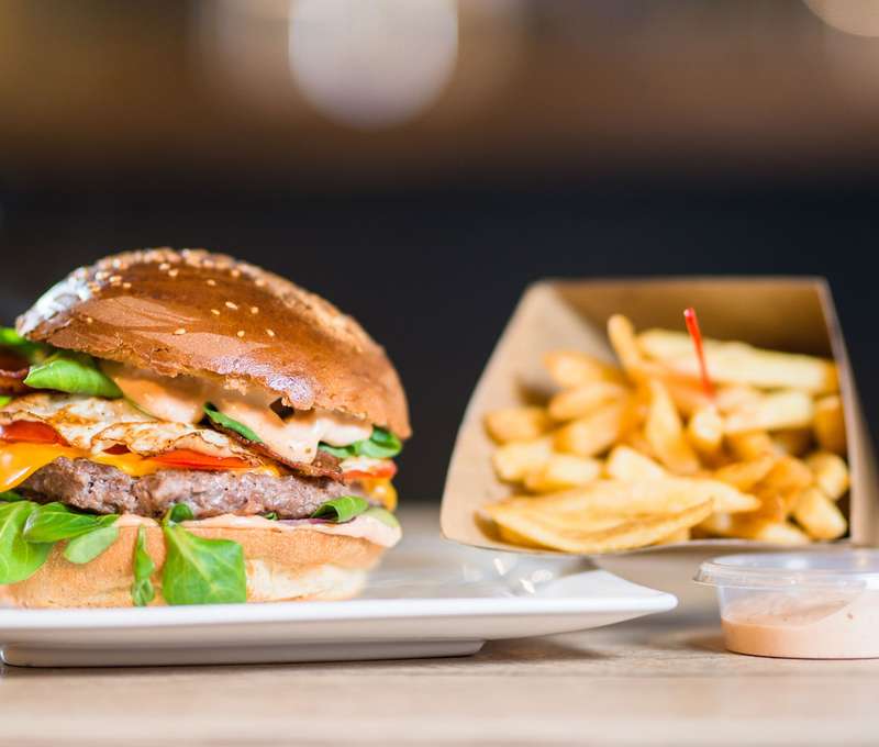 Stanica burger s hranolkami a Pepsi alebo Mirindou so sebou "take away"