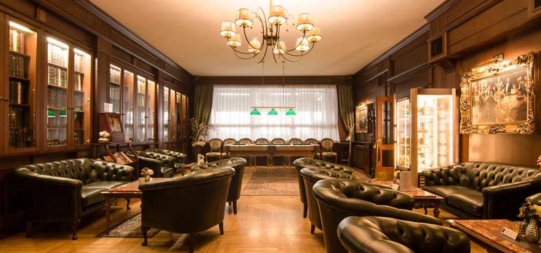 Exkluzívny anglický lobby bar s ponukou rumov, koňakov a celebritných vín