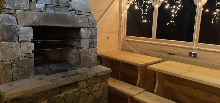 Spoločný altánok s kamenným grilom
