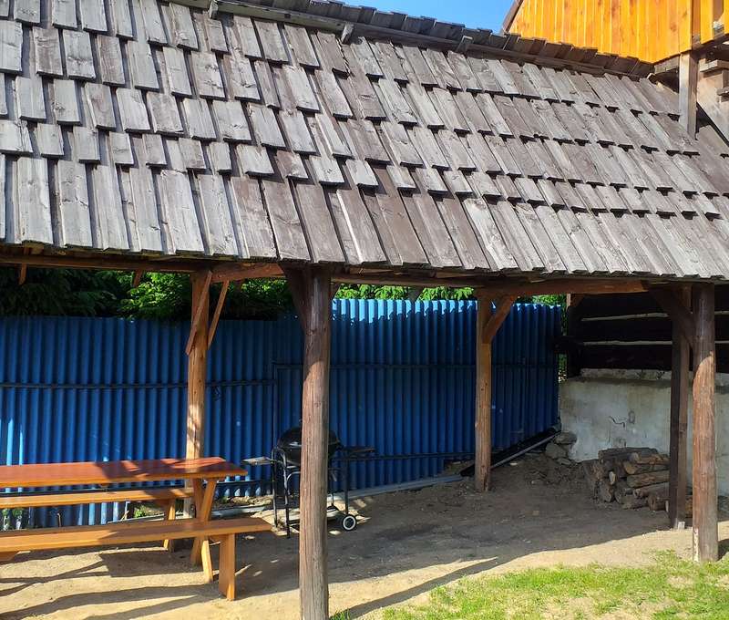 Príjemné spoločné chvíle strávite na terase s vonkajším posedením a v krytom altánku