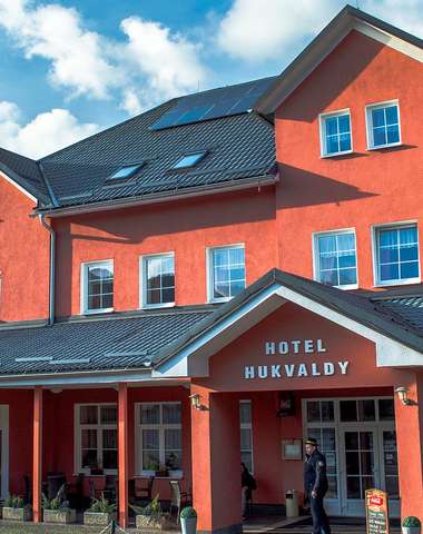 Hotel stojí v podhorí moravských Beskýd, uprostred historickej obce Hukvaldy