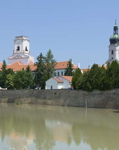 Mesto leží na sútoku riek Mošonský Dunaj, Rába a Rabča