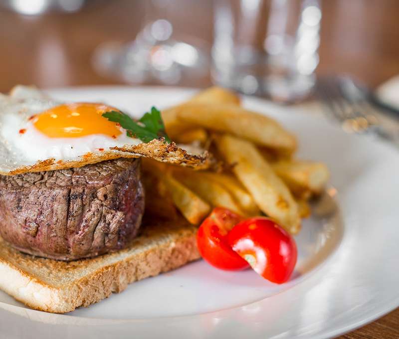 Hovädzí steak s volským okom a zemiakovými hranolkami