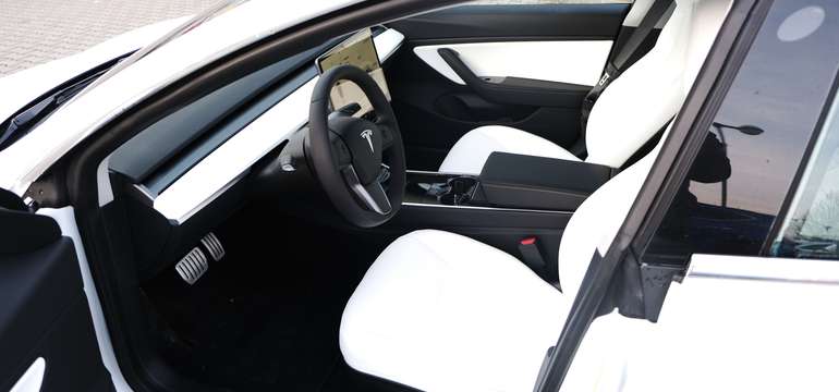 12 Ultrasonických senzorů a 8 kamer se stará o plně autonomní řízení