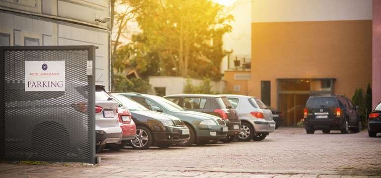 Hotel je etablovaný v pešej zóne na Hlavnej ulici v blízkosti pamiatok