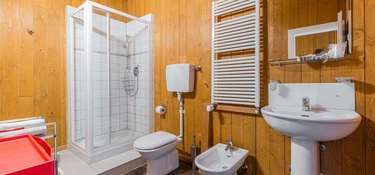 Každá izba má vlastnú kúpeľňu: sprchovacíkút, bidet, umývado, fén a WC