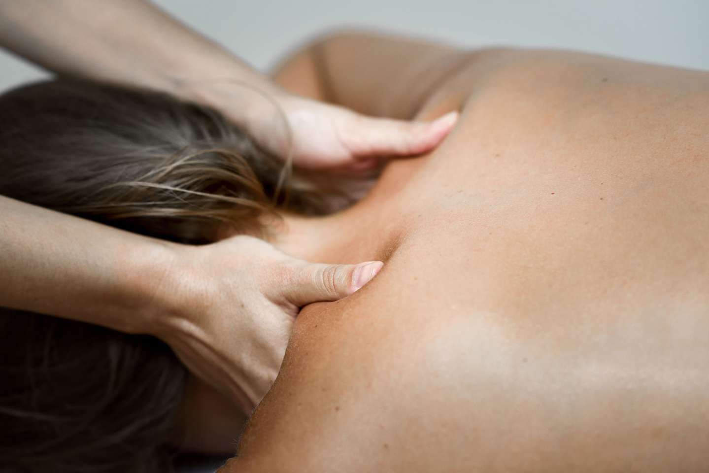 Terapeutické masáže Shiatsu ambulantným fyzioterapeutom - dotyková terapia na stimuláciu životnej energie
