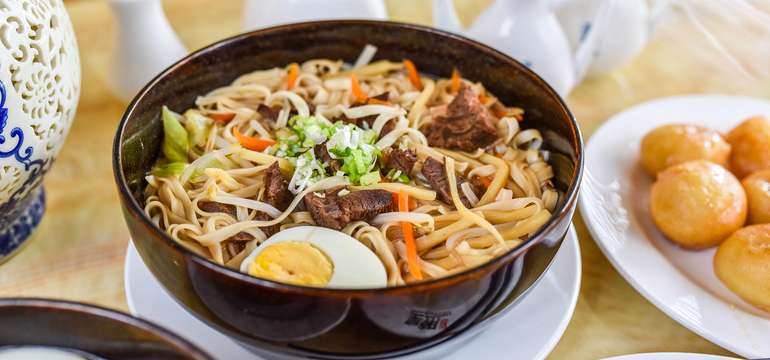 Pikantný ramen s plátkami hovädzieho mäsa 