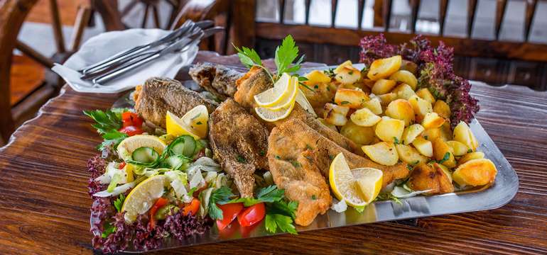 Mix rýb (1 kg) - pstruh, hake, kapor (pečené alebo vyprážané), opekané zemiaky, čerstvá zeleninová p