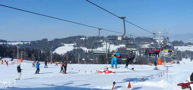 V stredisku Rusink-Ski premávajú 6- a 4-sedačková lanovka, dva vleky aj detský pás