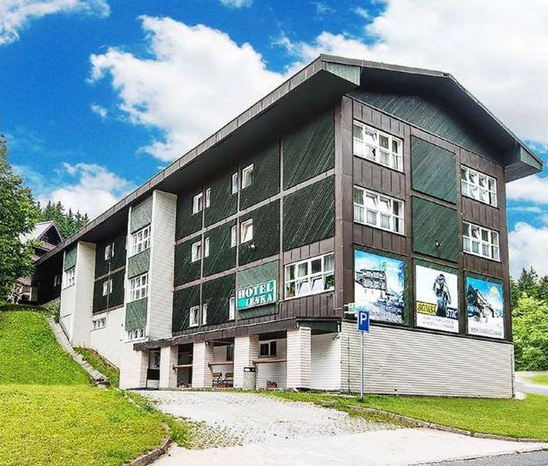 Hotel je pouze 300m od šestisedačkové lanovky ve Sv. Petru