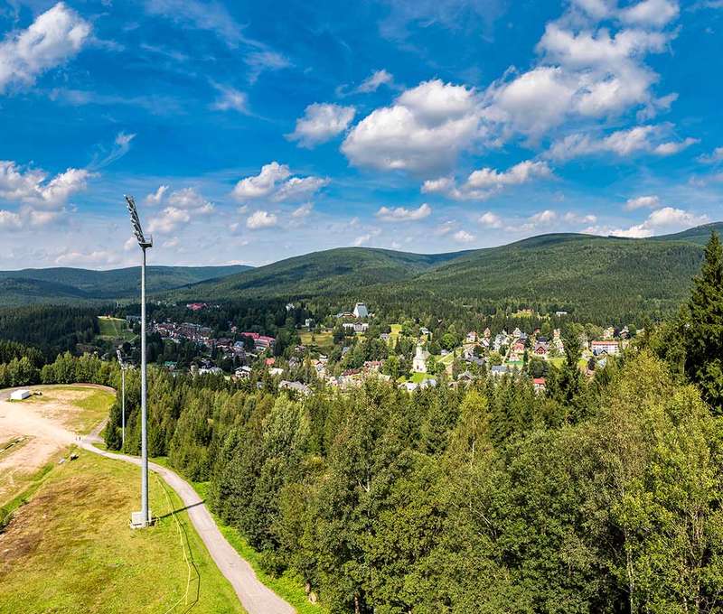 Hotel se nachází přímo u doskočiště největšího skokanského můstku