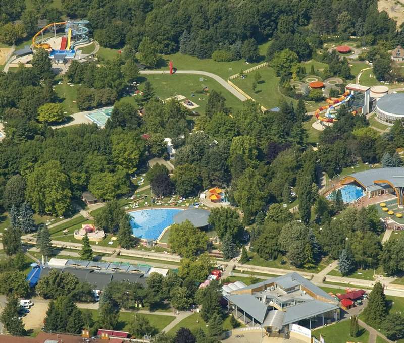 Kúpele sú tvorené dvoma oddelenými areálmi - základným a zážitkovou zónou