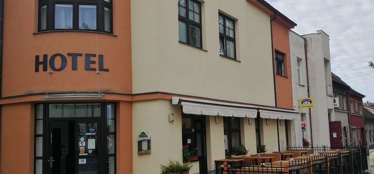 Hotel leží přímo u udržovaného parku s lavičkami a krásnou fontánou