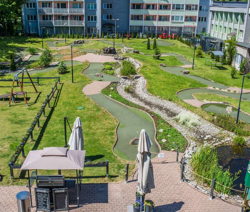 Adventure golf s 18 jamkami