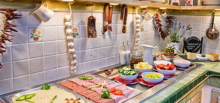 Bohatá bufetová snídaně ve stylové restauraci