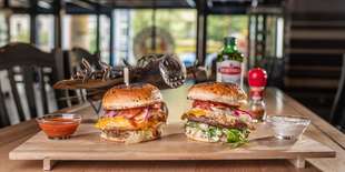 Hovädzí a kurací burger v Beer Arene na Šancovej