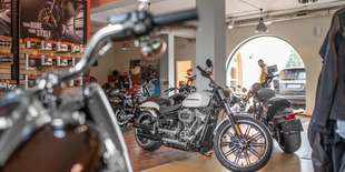 Predajňa sa nachádza na ulici Rebarborová 1/A, Bratislava.