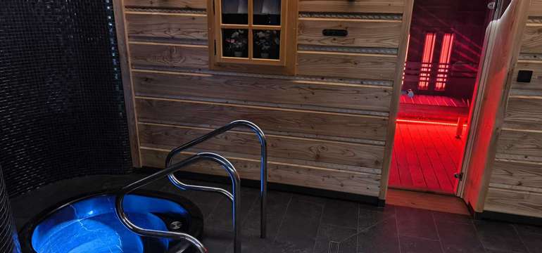 Vlastní wellness s budovou ve tvaru velkého sudu