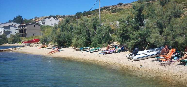 Pláž je len 50 m od penziónu Laguna Metajna