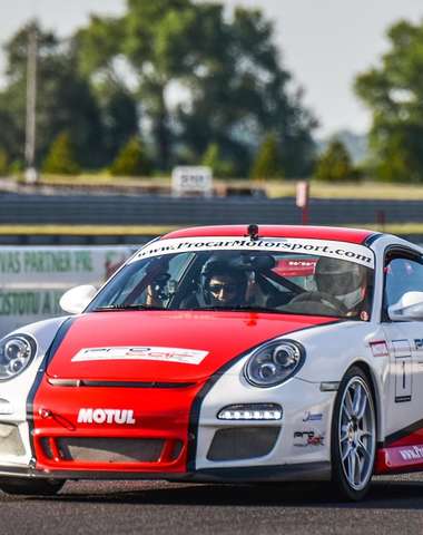 Porsche má 6 valcový boxer motor s výkonom 350 konských síl
