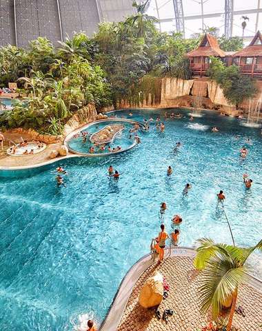 Tropical Islands je obří aquapark v Německu a největší krytý tropický prales na světě