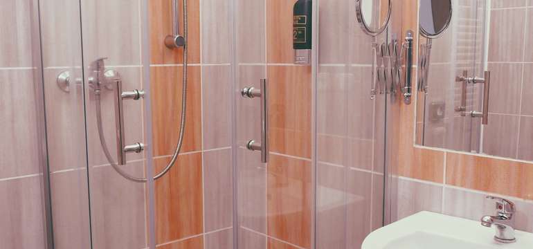 Komfortní pokoje jsou vybaveny koupelnou s WC, kabelovou TV, trezorem a WiFi