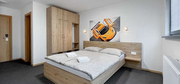 Pobyt v Double Red Cars Hotel***