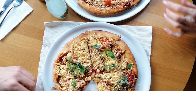 Vegánska pizza z Loove restaurant by Vegana, so sebou "take away" alebo s donáškou