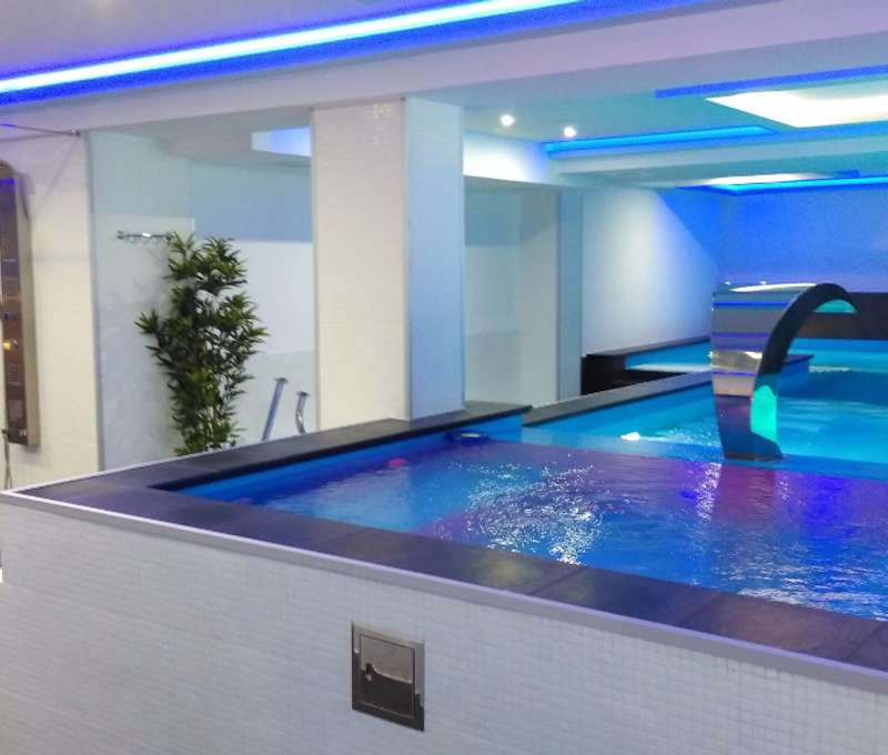 Vonkajší a vnútorný bazén, jacuzzi aj sauna sú príjemným miestom na oddych