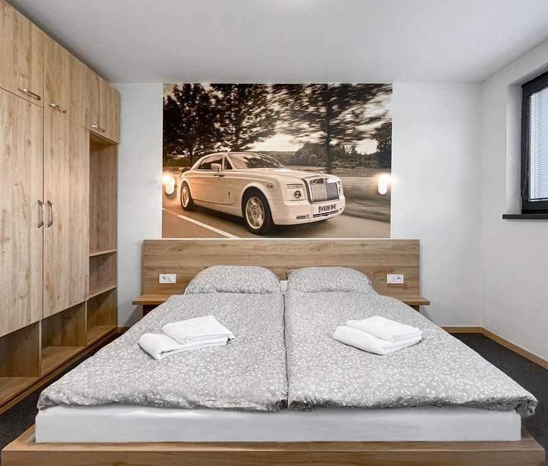 Možnosť ubytovania v tematickom hoteli Double Red Cars Hotel