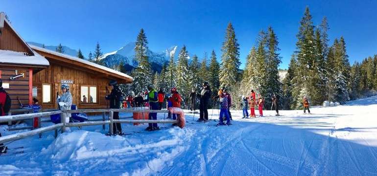 V stredisku Ski Monkova dolina funguje aj požičovňa a servis lyží
