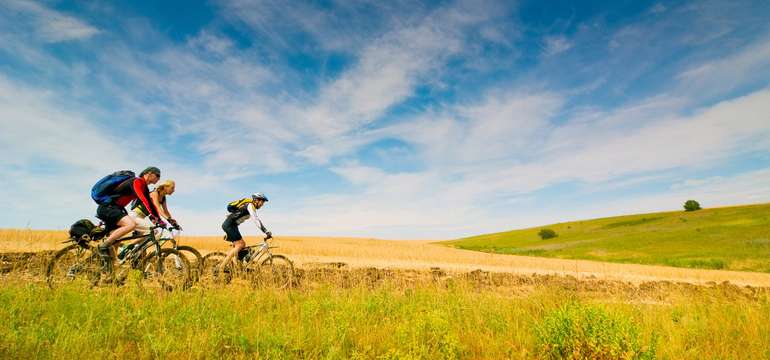 Společné rodinné chvíle na e-bicykli alebo e-kolobežke