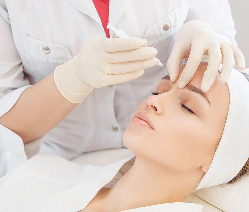 Stop vráskam - aplikácia účinnej látky špecialistkou na estetickú dermatológiu