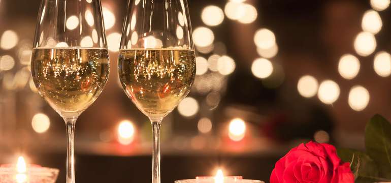 Romantická večera podporená bublinkami z prosecca