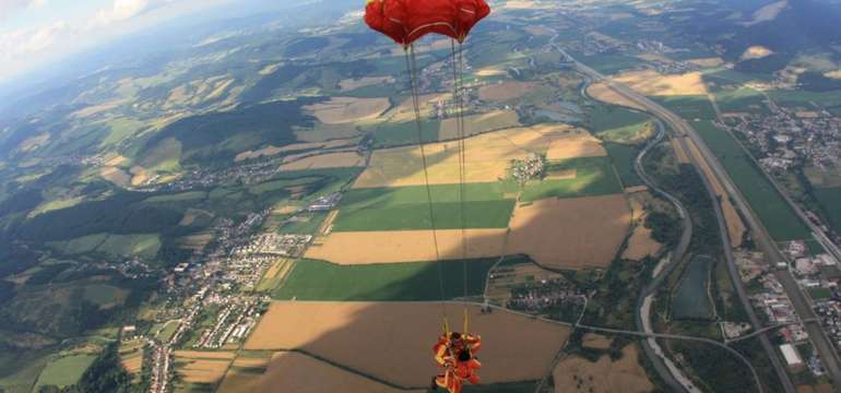 Tandemový zoskok padákom z výšky až 4000 m - na výber 5 letísk