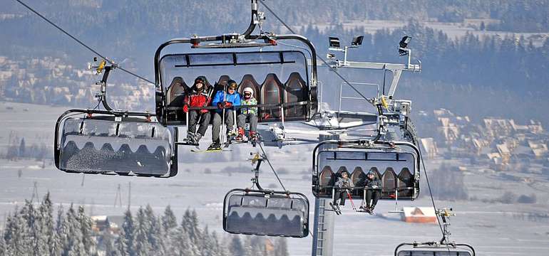 V stredisku Rusink-Ski premávajú 6- a 4-sedačková lanovka, dva vleky aj detský pás
