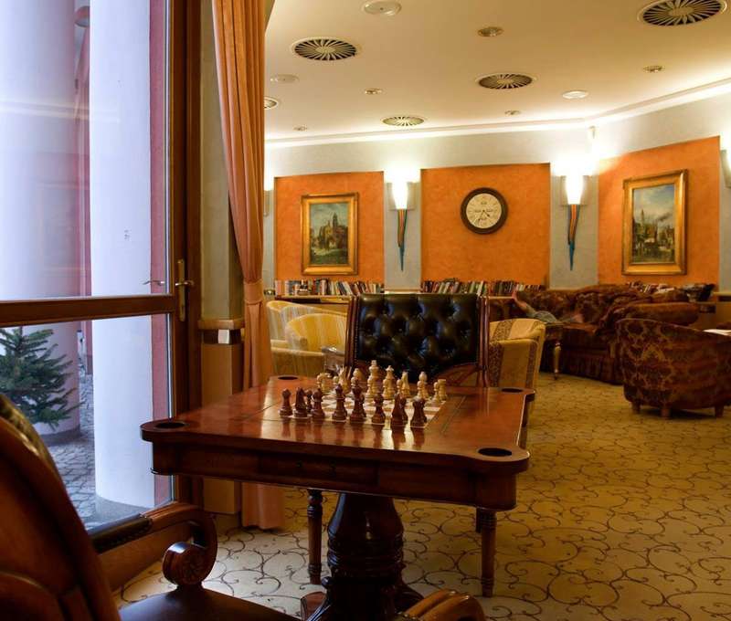 Elegantný, luxusný a moderný interiér, kde si môžete zahrať napríklad šach