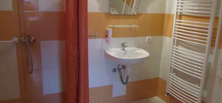 Samozrejmosťou je vlastné WC a sprcha.