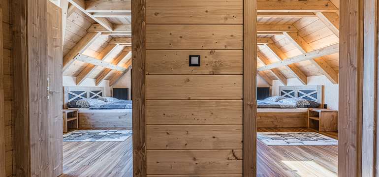Chalet má 4 pevné lôžka v dvoch spálňach a ďalšie 4 lôžka v podkrovných izbách