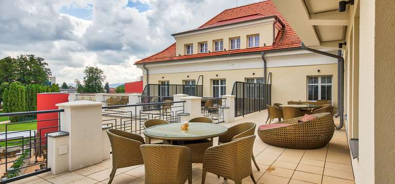 Zrekonstruovaný hotel ROYAL PALACE***** je zařízen ve stylu art deco a patří k nejluxusnějším