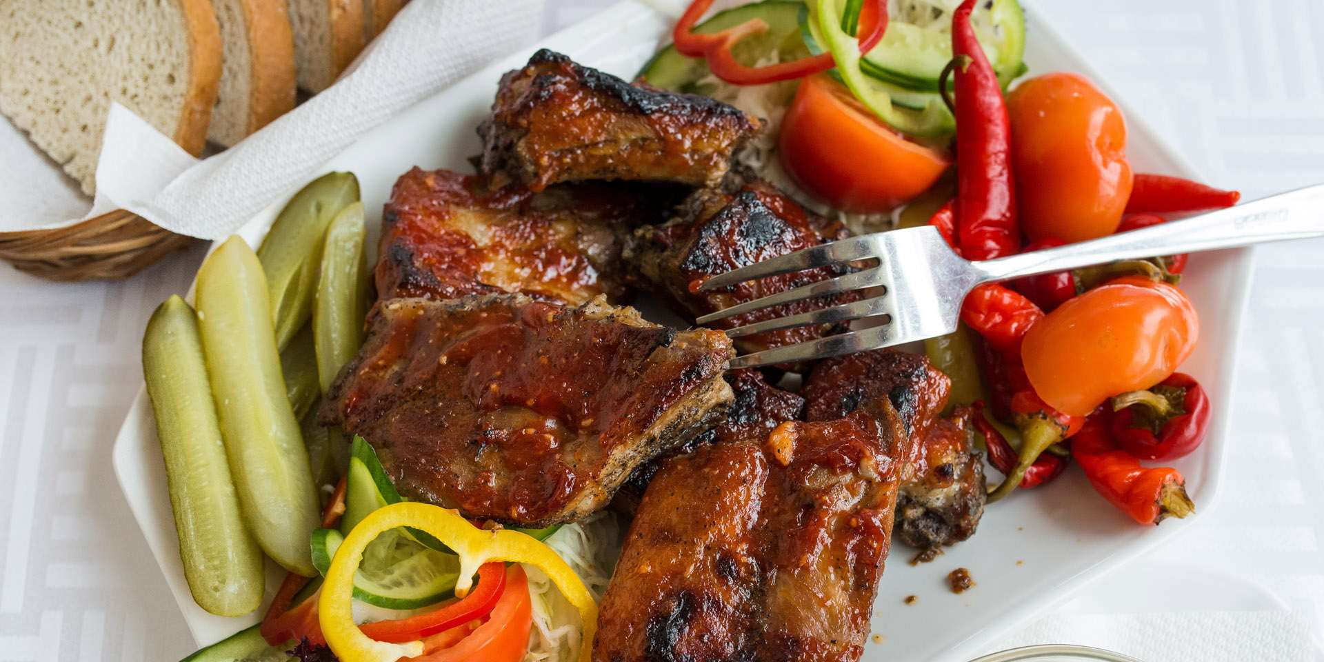 Kilo grilovaných rebierok alebo krídeliek pri Draždiaku