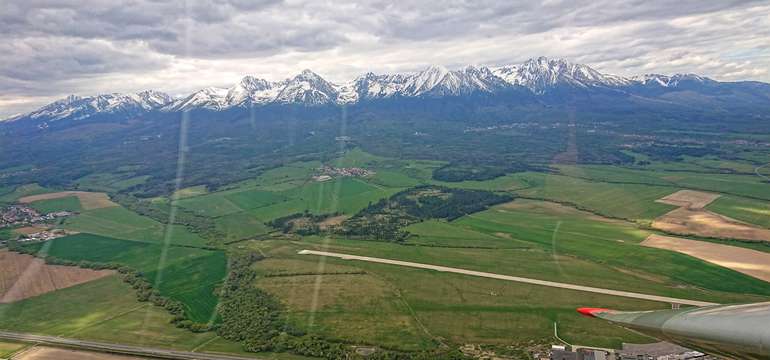 Zážitkový let ponad Tatry aj s možnosťou pilotovania športového lietadla