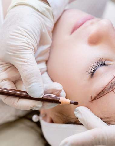Dokonalé obočie s technikou Combre alebo microblading